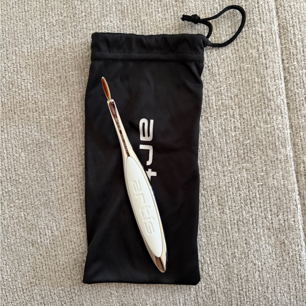 artis Linear 1 Makeup Brush with Black Pouch and White Handle
